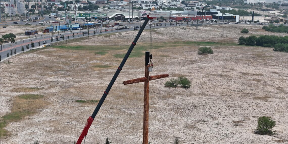 Pintan Cruz de Mariápolis en Piedras Negras