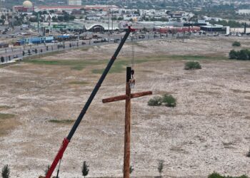 Pintan Cruz de Mariápolis en Piedras Negras