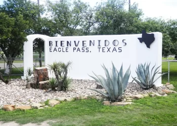 Mamá de Eagle Pass olvida a su bebé dentro del auto a más de 40 grados
