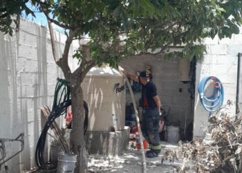 Vecinos de colonias sin agua se manifiestan en SIMAS por baja presión y nuevo corte
