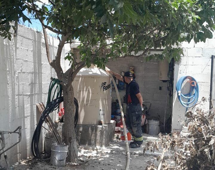Vecinos de colonias sin agua se manifiestan en SIMAS por baja presión y nuevo corte