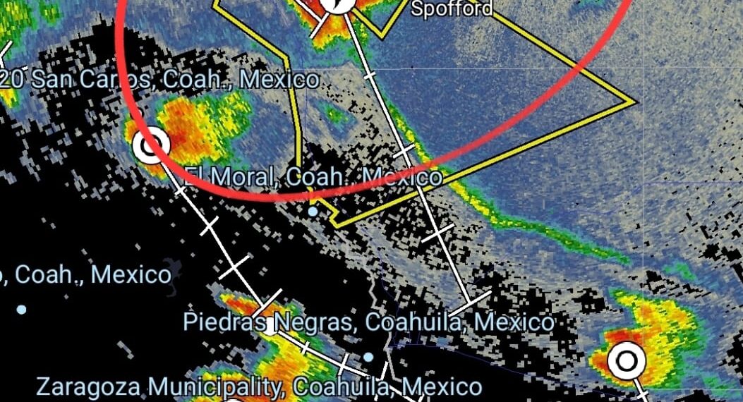 Vórtice de tornado pasa este martes cerca de Piedras Negras