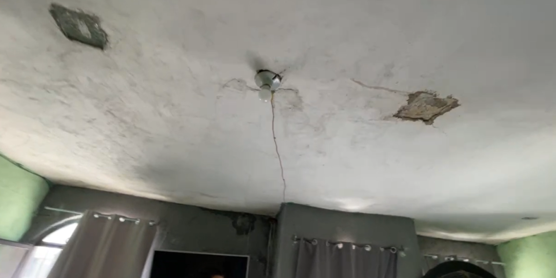 Vecinos afectados por barranco de SIMAS siguen con viviendas sin reparar