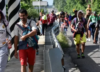 Cientos de migrantes salen de Chiapas rumbo a la frontera norte