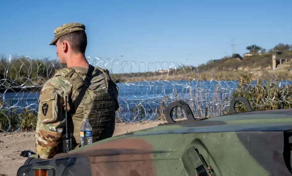 Arrestan soldado de Guardia Nacional de Tx por tráfico de personas