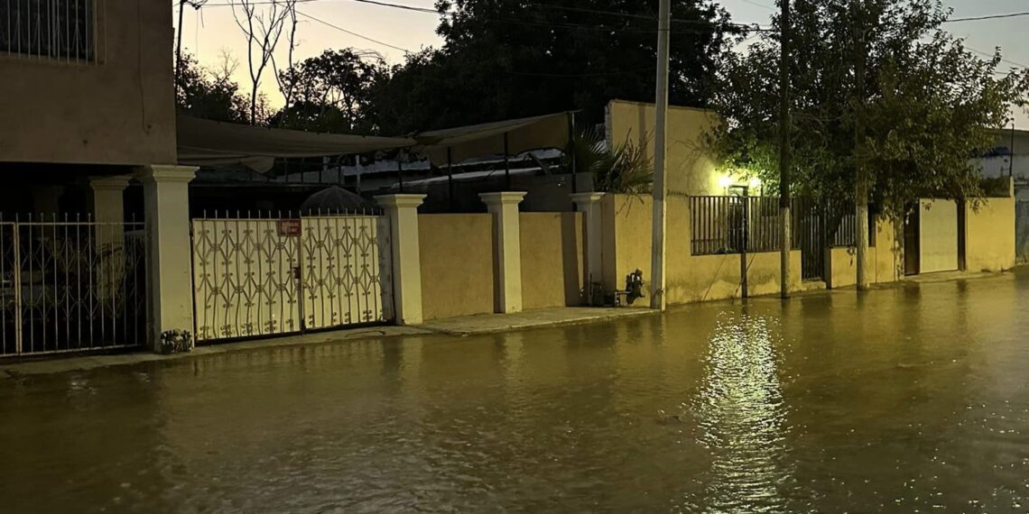 Se inundan casas por descontrol de obra de drenaje en calle Anáhuac