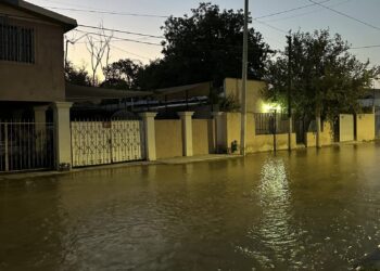Se inundan casas por descontrol de obra de drenaje en calle Anáhuac