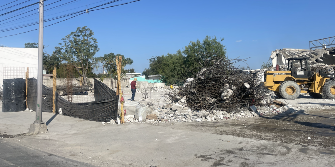 Demuelen edificio histórica tienda “Barato” para construir “Farmacia del Ahorro”
