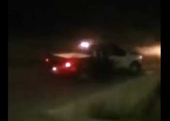Graban a Policías de PN presuntamente golpeando a detenido en terreno baldío; Mpio lo niega