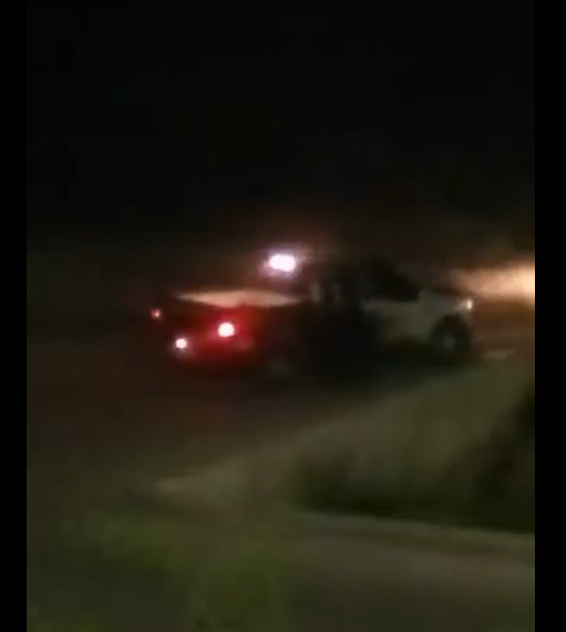 Graban a Policías de PN presuntamente golpeando a detenido en terreno baldío; Mpio lo niega
