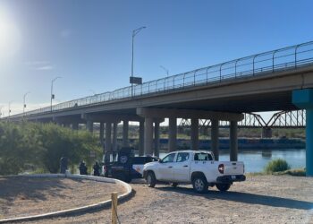 Migrante amenaza con lanzarse desde el Puente 2 al Río Bravo