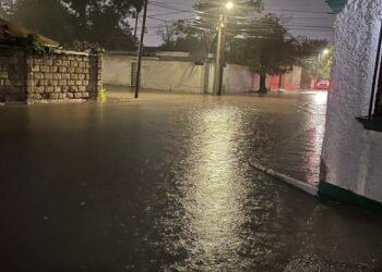 Lluvia de una pulgada deja autos varados y calles inundadas por falta de drenaje pluvial