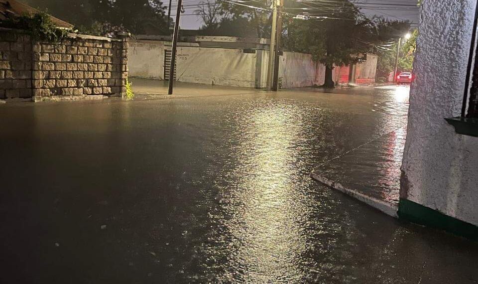 Lluvia de una pulgada deja autos varados y calles inundadas por falta de drenaje pluvial