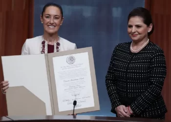 Recibe Claudia constancia como presidenta electa de México