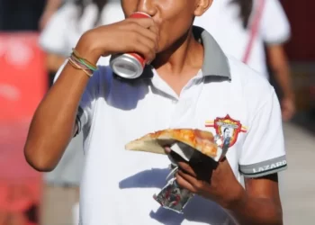 Publican anteproyecto para prohibir venta de comida chatarra en escuelas del país