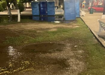 Letrinas encharcadas y fuga de aguas negras afectan fiestas patrias de Macroplaza