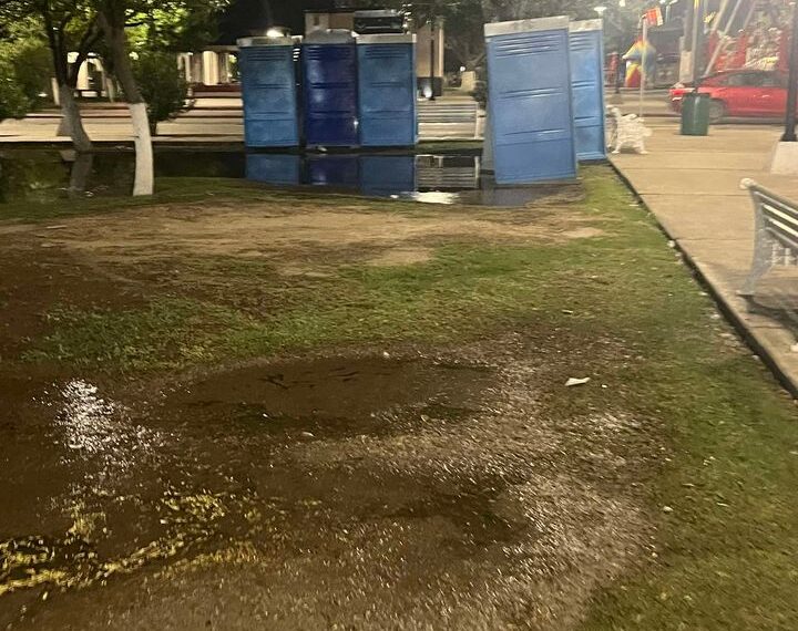 Letrinas encharcadas y fuga de aguas negras afectan fiestas patrias de Macroplaza