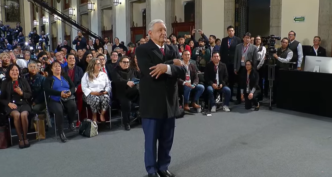 Celebra AMLO reducción de la pobreza al despedirse este lunes