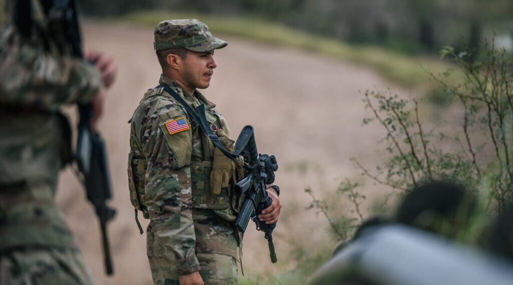 Migrantes acusan a Guardia Nacional de Tx de lanzarles gas pimienta desde Eagle Pass