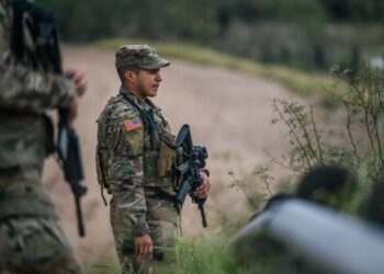 Migrantes acusan a Guardia Nacional de Tx de lanzarles gas pimienta desde Eagle Pass