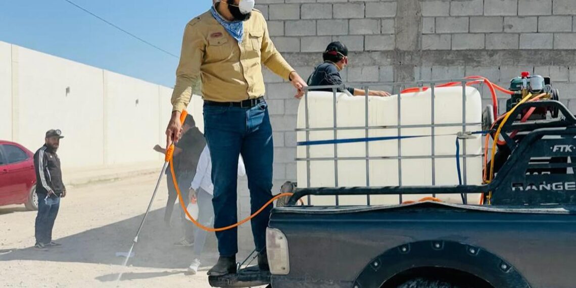Ante aumento de dengue, recorre Attolini colonias de Torreón con brigada de fumigación