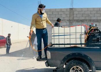 Ante aumento de dengue, recorre Attolini colonias de Torreón con brigada de fumigación