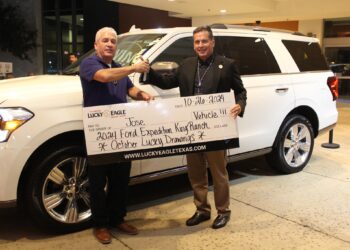 Residente de Eagle Pass gana Ford Expedition 2024 en Casino Kikapoo