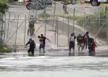 Guardia Nacional de Tx dispara balas de goma a familias de migrantes con niños