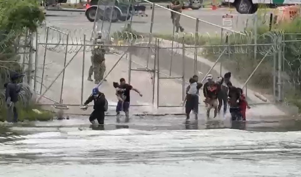 Guardia Nacional de Tx dispara balas de goma a familias de migrantes con niños