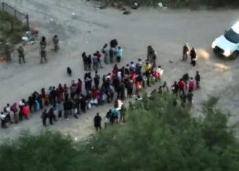 Inicia semana con otro enorme grupo de migrantes cruzando en área PN-EP