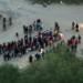 Inicia semana con otro enorme grupo de migrantes cruzando en área PN-EP
