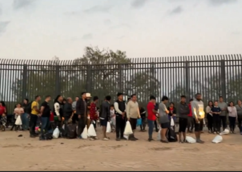 Cruza caravana de más de 100 migrantes esta mañana de PN a Eagle Pass
