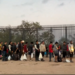 Cruza caravana de más de 100 migrantes esta mañana de PN a Eagle Pass
