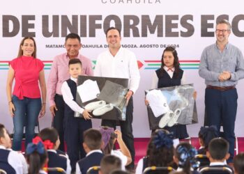 INICIAMOS LA ENTREGA DE UNIFORMES EN TODAS LAS ESCUELAS RURALES DE COAHUILA: MANOLO