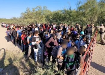 Detienen en Eagle Pass a gran grupo de migrantes con niños y personas de medio oriente