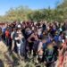 Detienen en Eagle Pass a gran grupo de migrantes con niños y personas de medio oriente