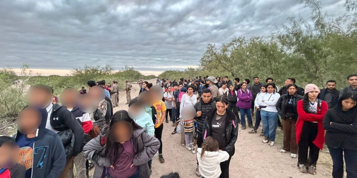 Sin control cruces de grandes grupos de migrantes cerca de PN; ahora más de 200 con niños solos