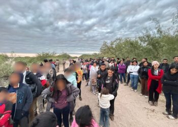 Sin control cruces de grandes grupos de migrantes cerca de PN; ahora más de 200 con niños solos