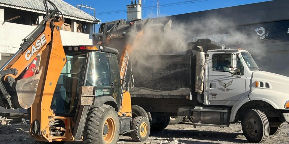 Limpian trabajadores y maquinaria del Mpio propiedad particular