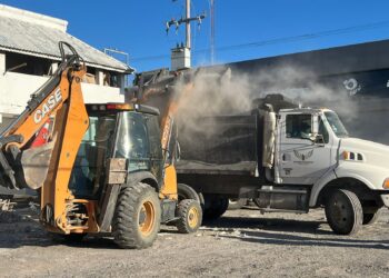Limpian trabajadores y maquinaria del Mpio propiedad particular