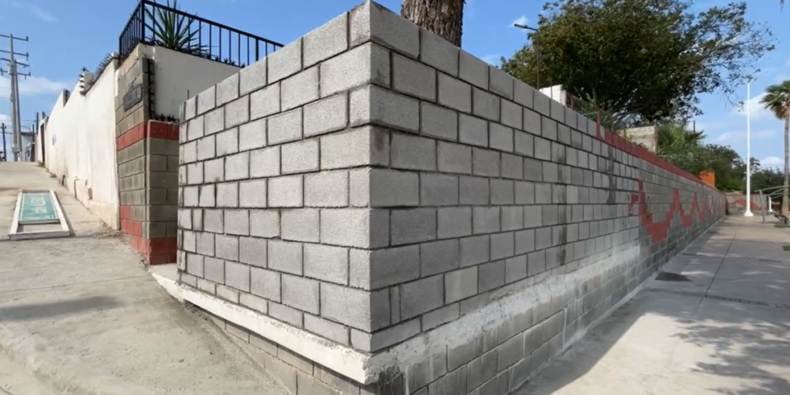 Construyen barda particular en área municipal del Paseo de Río