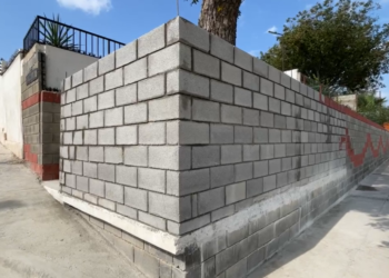 Construyen barda particular en área municipal del Paseo de Río