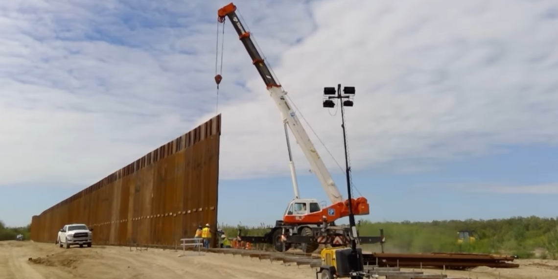Detalla Abbott avance de muro en Condado de Maverick
