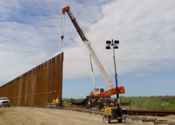 Detalla Abbott avance de muro en Condado de Maverick