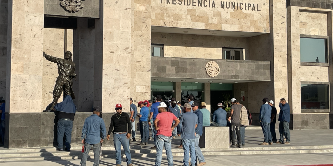 Se manifiestan trabajadores de Mpio por falta de equipo y de inmediato les entregan uniformes