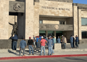 Se manifiestan trabajadores de Mpio por falta de equipo y de inmediato les entregan uniformes