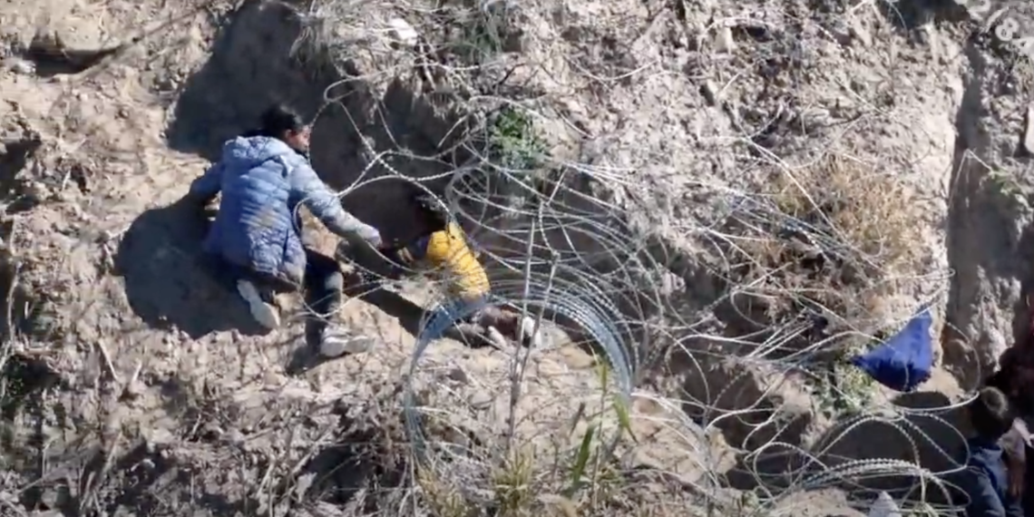 Niños cruzan cerca de púas de Eagle Pass y son rescatados por Border Patrol