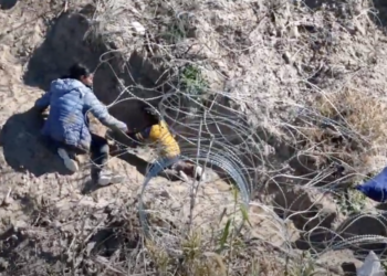 Niños cruzan cerca de púas de Eagle Pass y son rescatados por Border Patrol