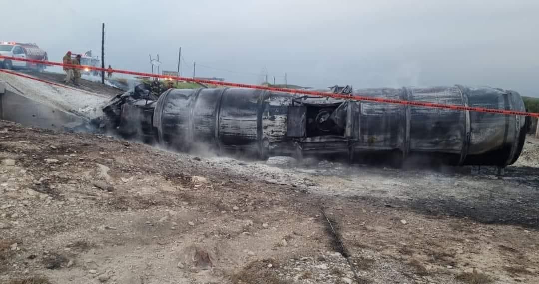 Explota pipa en autopista Premier y chofer muere calcinado