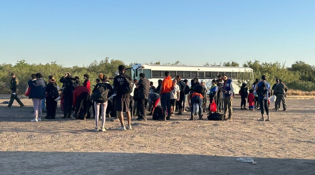 Cruza otro grupo de más de 100 migrantes de PN a Eagle Pass